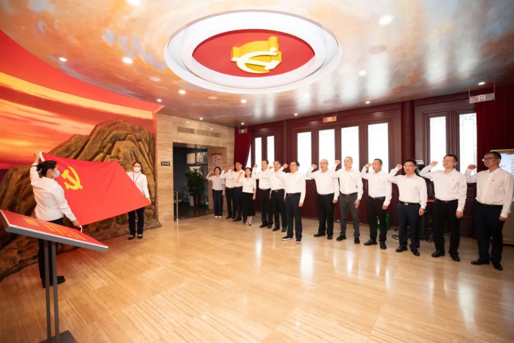 劉文強帶領山東出版集團新一屆黨委委員、紀委委員到中共山東早期歷史紀念館瞻仰、重溫入黨誓詞并主持召開三屆二次黨委會